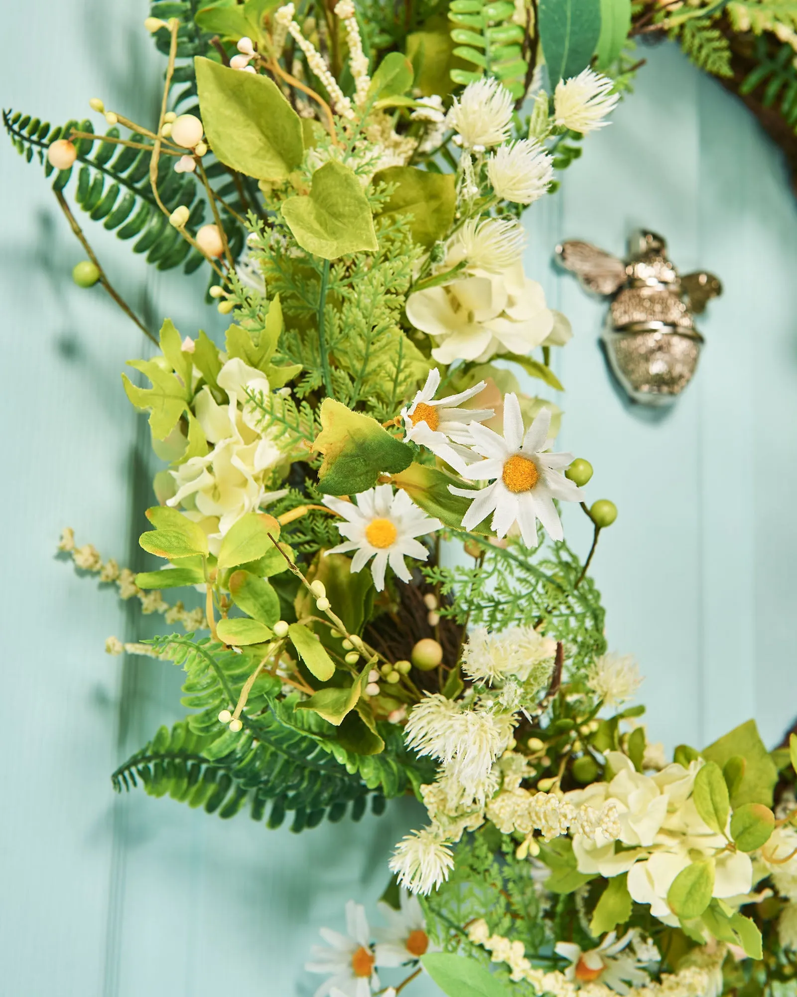 Artificial Floral Daisy Wreath, Green & White, 28 Inch