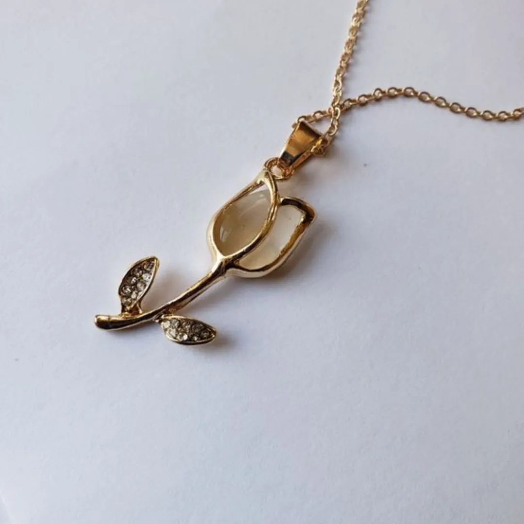 Pearl Tulip Necklace | Pretty Gifts for Pretty You