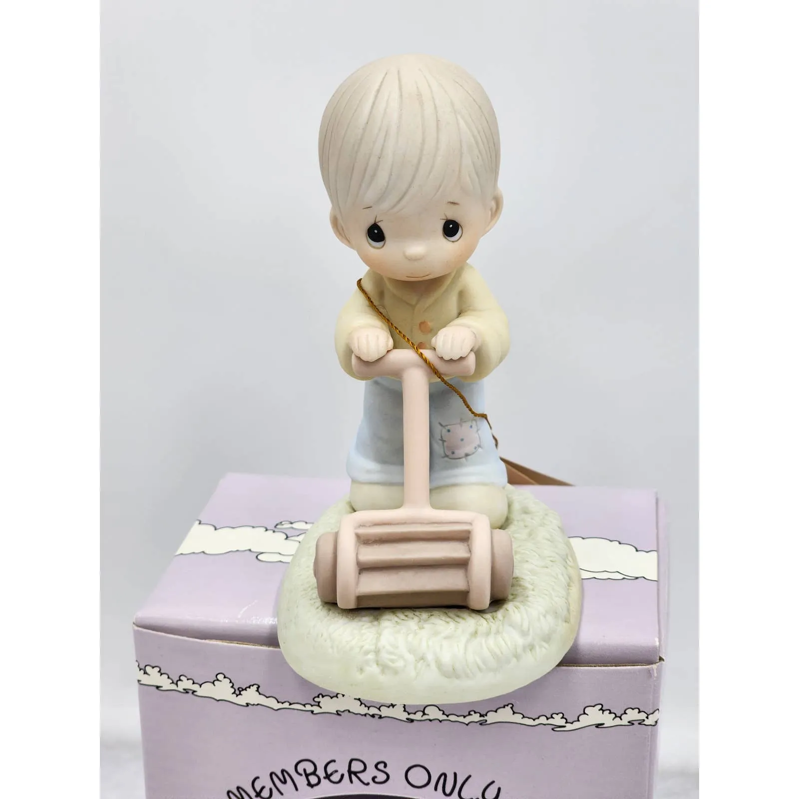 Precious Moments Figurine Mow Power To Ya PM892 Lawn 1989 Members Only Box Tags